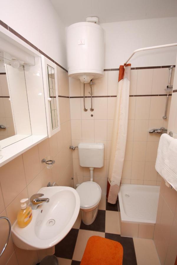 Apartments By The Sea Vinisce, Trogir - 5229 Bagian luar foto