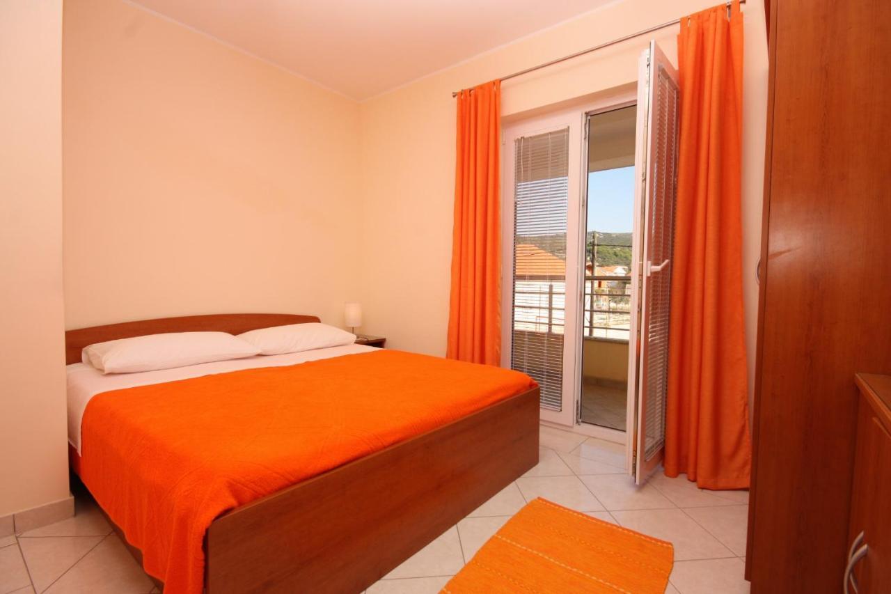 Apartments By The Sea Vinisce, Trogir - 5229 Bagian luar foto