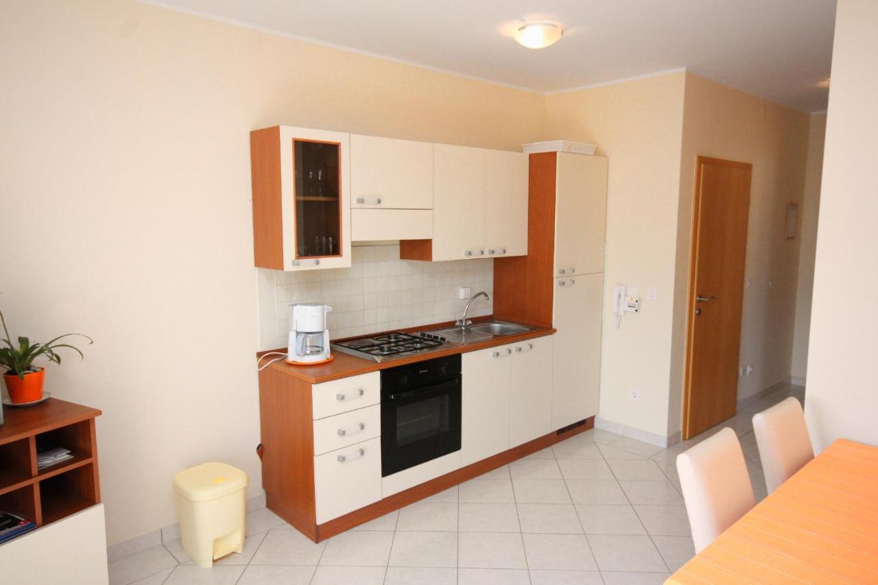 Apartments By The Sea Vinisce, Trogir - 5229 Bagian luar foto